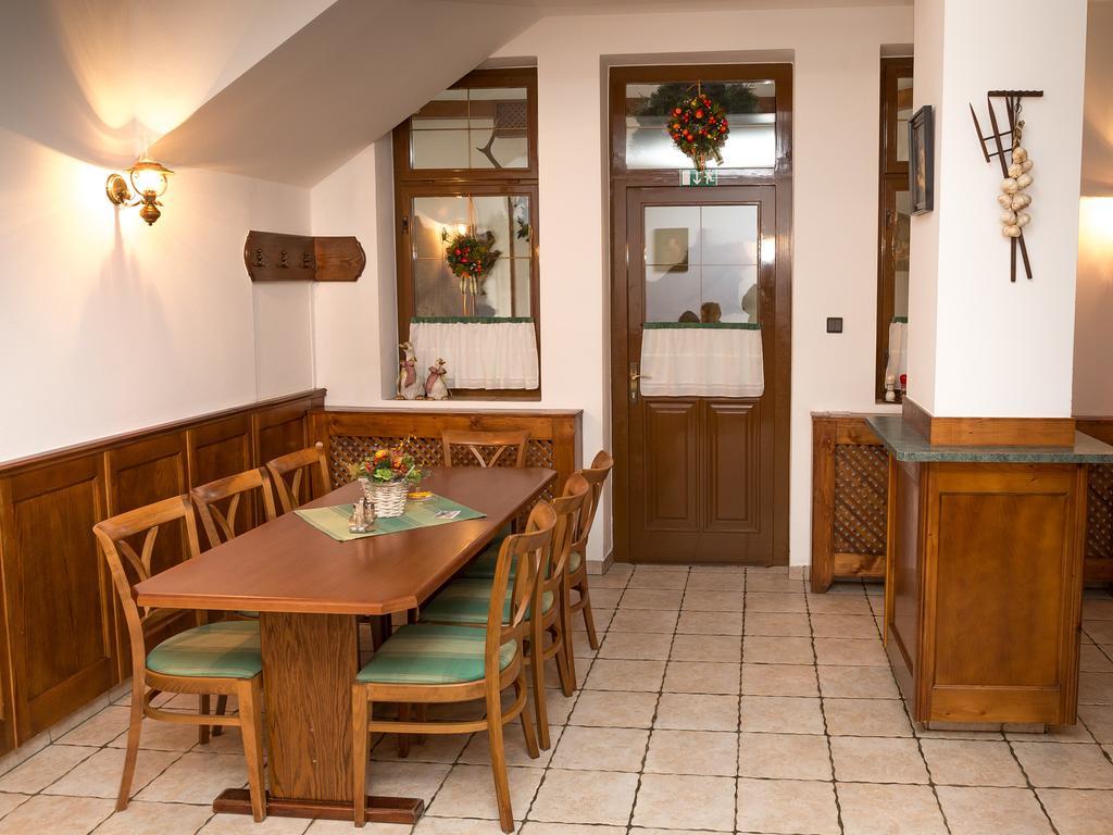 Penzion Gazdovsky Hostinec Topoľčianky Esterno foto