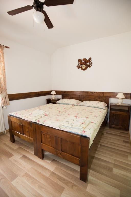 Penzion Gazdovsky Hostinec Topoľčianky Esterno foto