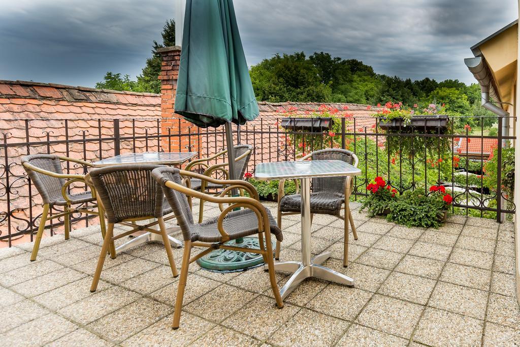 Penzion Gazdovsky Hostinec Topoľčianky Esterno foto